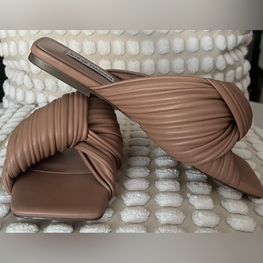 Steve Madden Mentor Flat Sandals NWOT